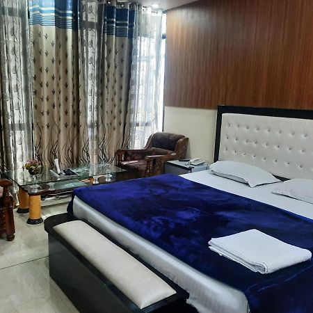 白金广场酒店 Rohtak 外观 照片