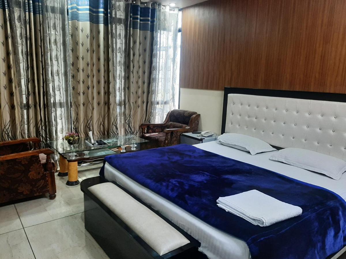 白金广场酒店 Rohtak 外观 照片