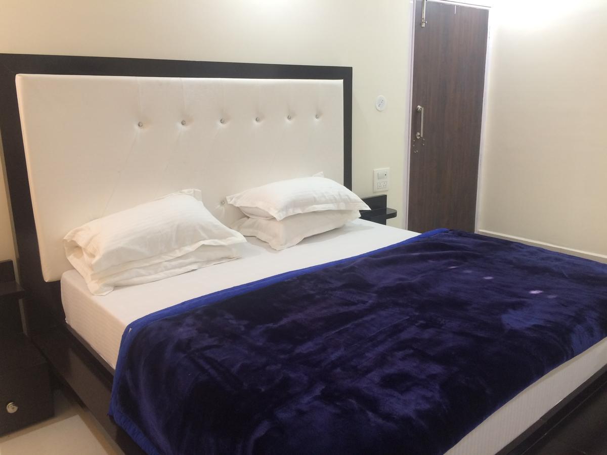白金广场酒店 Rohtak 外观 照片