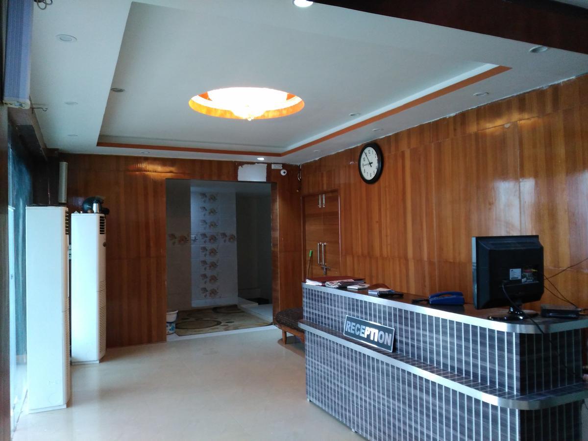 白金广场酒店 Rohtak 外观 照片
