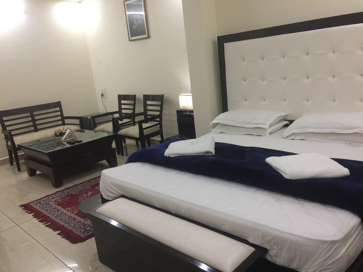 白金广场酒店 Rohtak 外观 照片