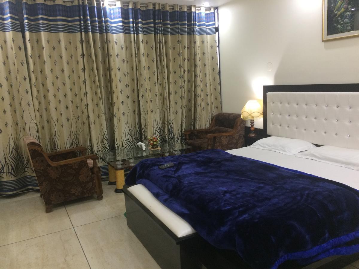 白金广场酒店 Rohtak 外观 照片